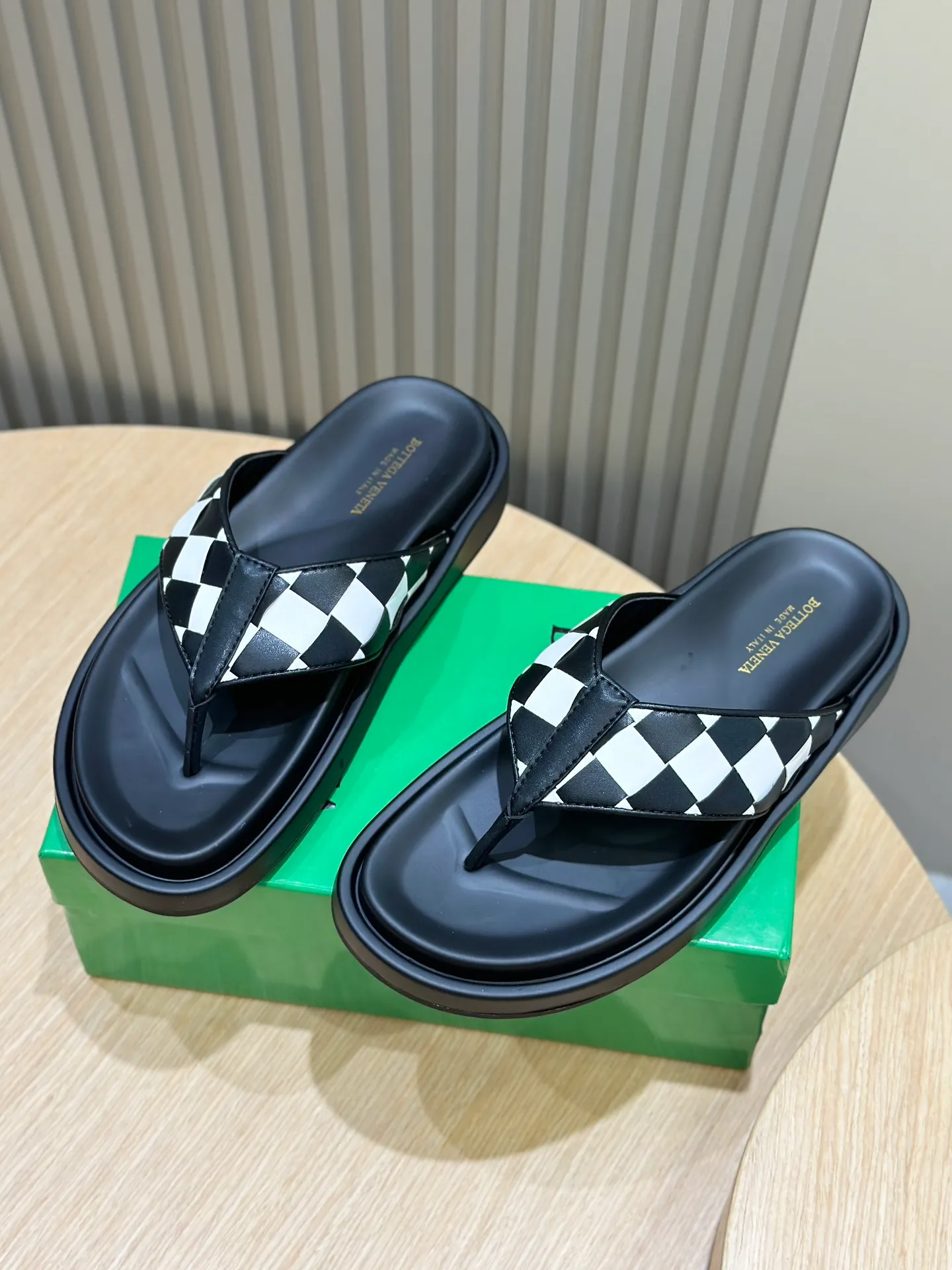 Factory price: 360💰BV hand-woven men's slippers and sandals - suitable for walking. It still emphasizes minimalism and practical wearability, but is full of vivid artistry. Super classic, luxurious and comfortable, imported cowhide + cowhide lining + lightweight outsole Size: 39-44 (customized at 38.45)
